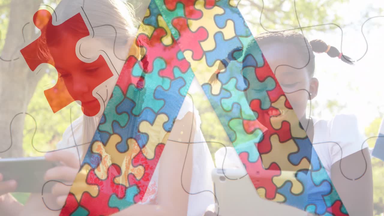 animación de coloridas piezas de rompecabezas cinta sobre niñas que usan tabletas