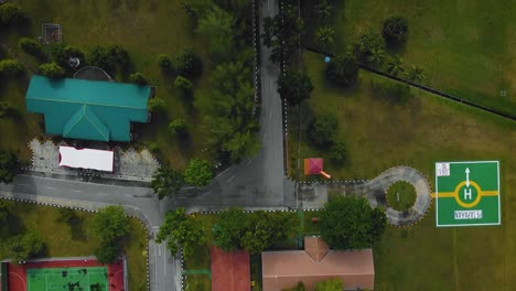 imágenes cinematográficas de drones de efluentes residenciales de molinos de aceite de palma consisten en edificios, casas, carreteras principales e infraestructura rodeadas de deforestación de árboles de aceite de palma ubicados en indonesia en full hd