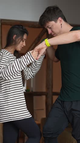 pareja bailando una lección de salsa