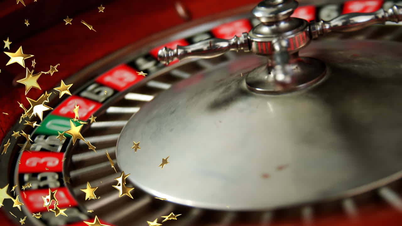 Video composito di molteplici icone a forma di stella dorata che cadono sullo sfondo di un primo piano di una roulette russa che gira.