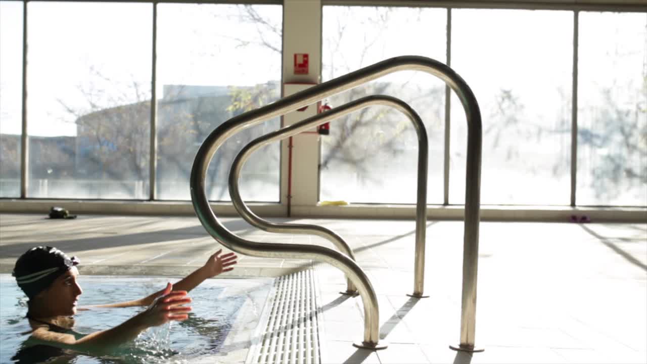 수영장에서 수영하는 여자