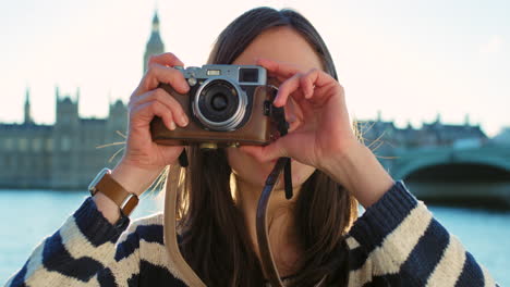 Una-Mujer-Joven-Tomando-Una-Foto-En-Su-Cámara