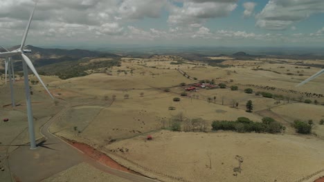 Grandes-Molinos-De-Viento-Girando-En-El-Viento-En-Un-Día-Soleado-En-Los-Parques-Eólicos-De-Tilarán