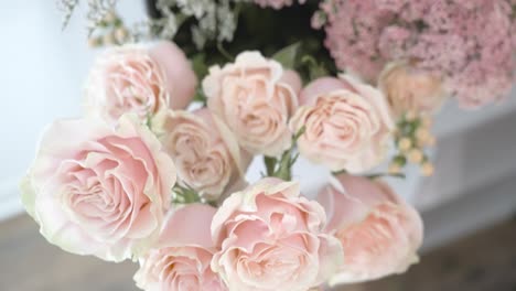 Pink-Roses-as-seen-from-above-on-a-florist-table