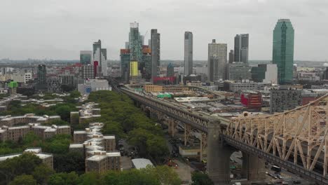 deslizamiento aéreo de drones a lo largo del puente de queensboro en nueva york moviéndose hacia queens