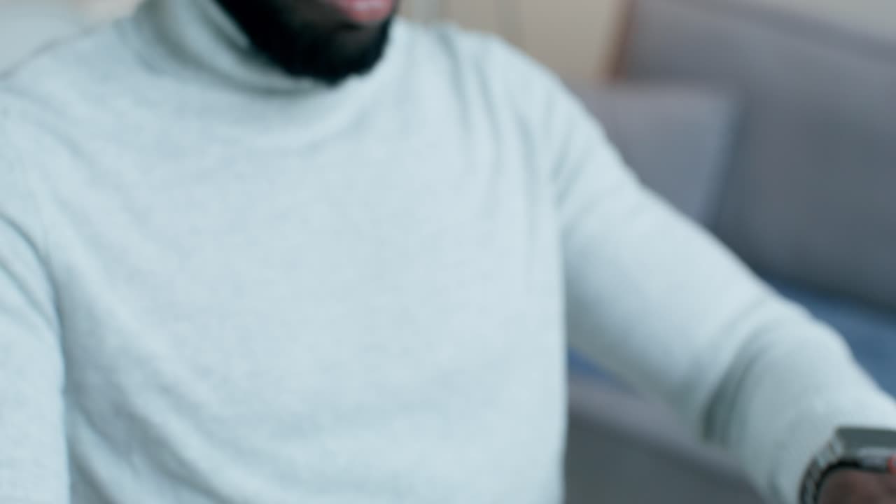 hombre trabajando en una computadora portátil