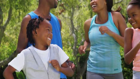 Familia-Sonriendo-Y-Corriendo