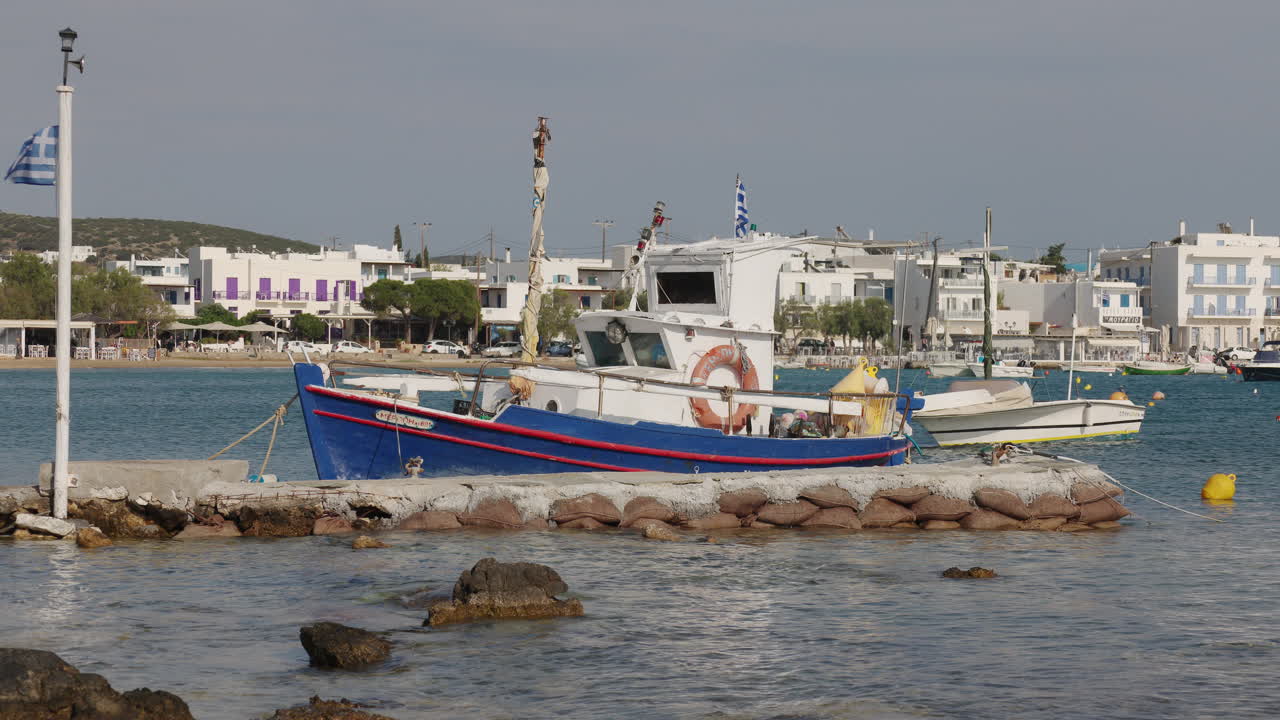el puerto de aliki en paros