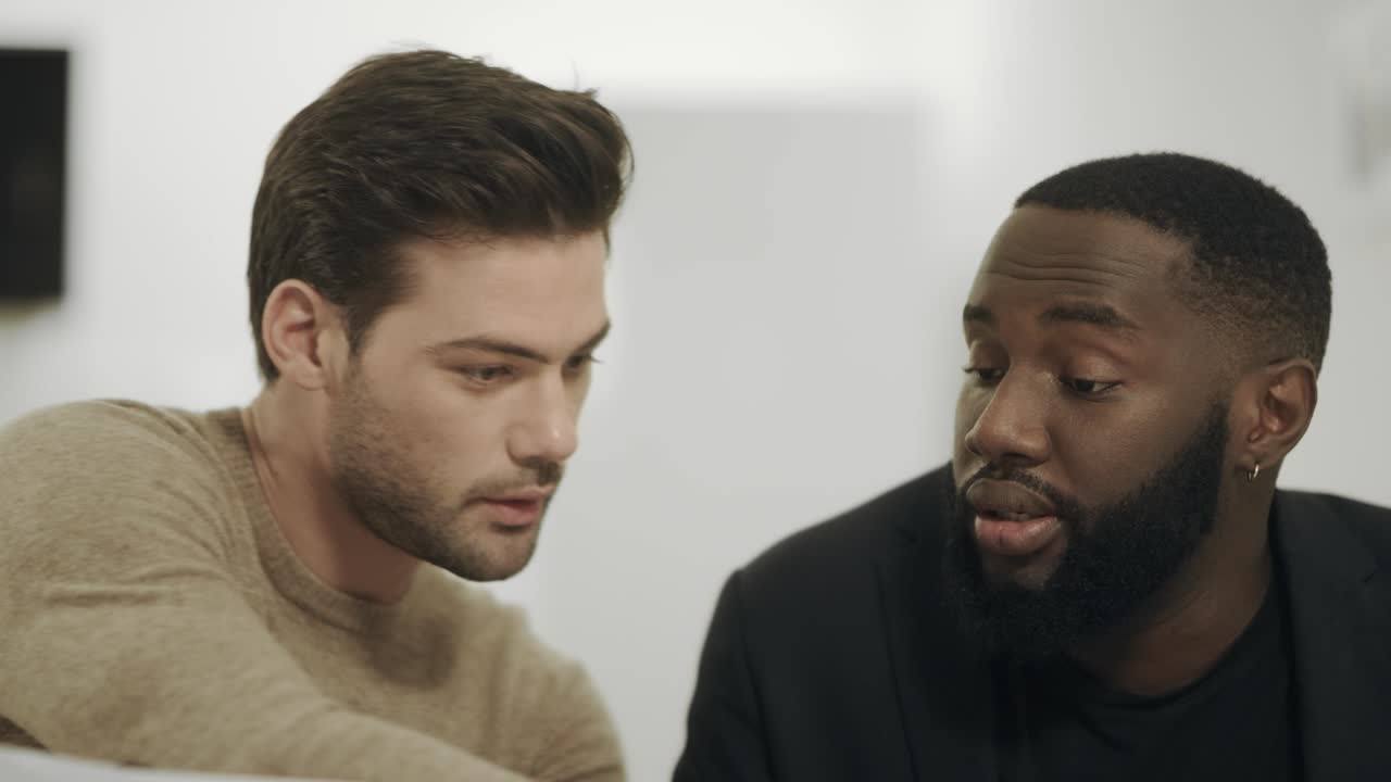 colegas analizando datos de trabajo juntos. trabajadores jóvenes comparando información