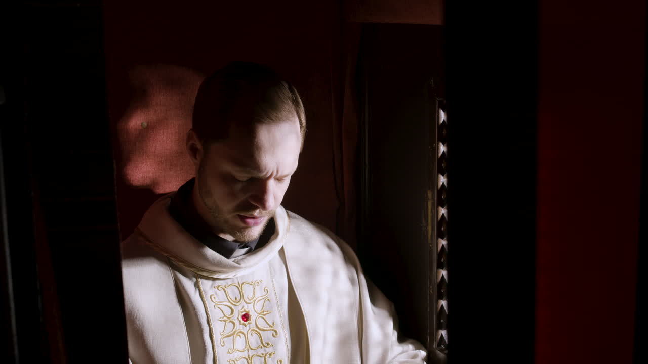 человек в исповеднике