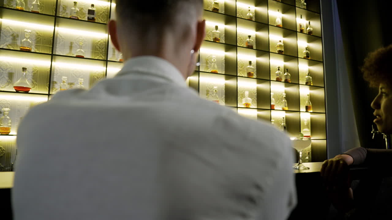 바텐더가 고객들과 대화하고 있습니다.