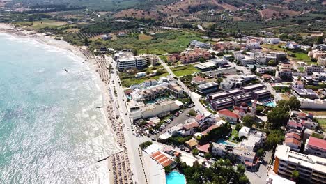 Ciudad-Turística-De-Vacaciones-Con-Hoteles-Y-Piscinas-En-Creta,-Vista-Aérea