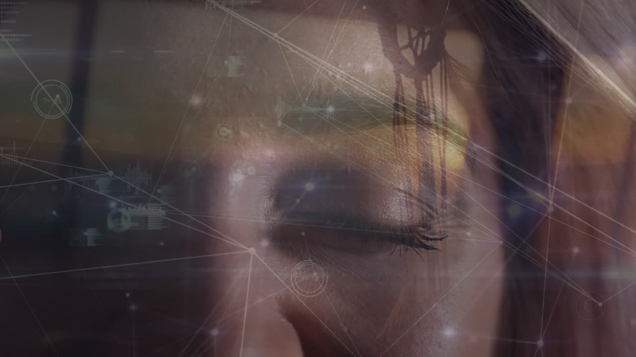 animación de la red de conexiones con procesamiento de datos sobre la mujer caucásica