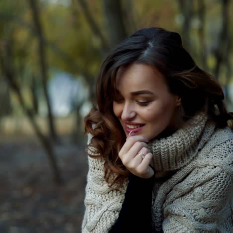 una mujer relajándose en el parque.