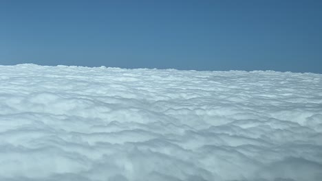 piloto pov volando sobre un mar de nubes blancas de estrato