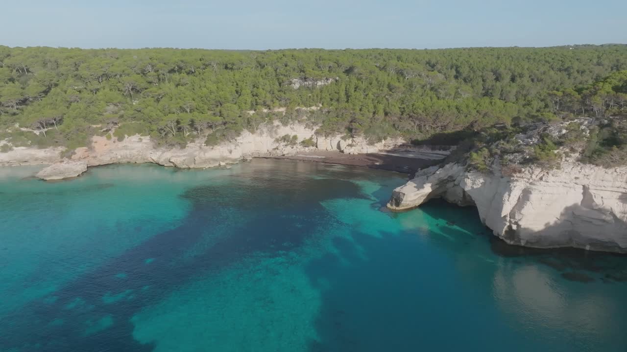 viaje a menorca, destino de la costa de las baleares, playa disparo aéreo de dron estableciendo