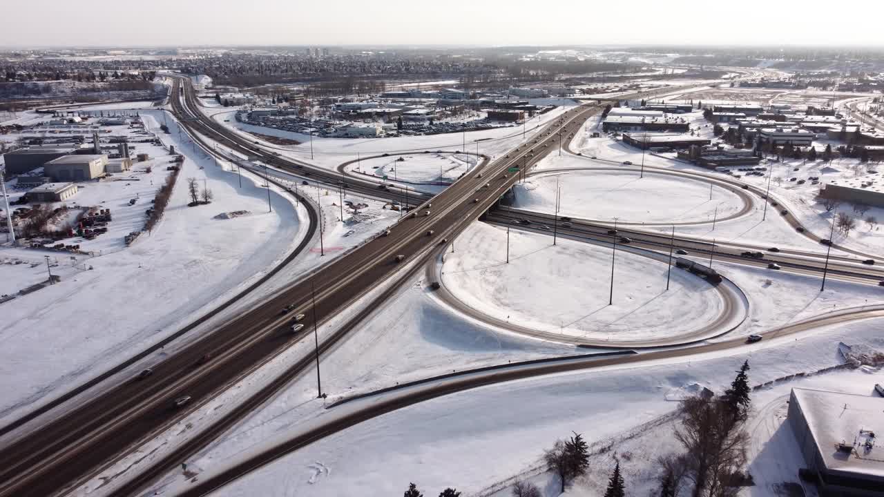 눈이 내린 겨울 날 캘거리 시의 도로 교차로