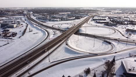 intercambio de carreteras en la ciudad de calgary durante un día de invierno nevado