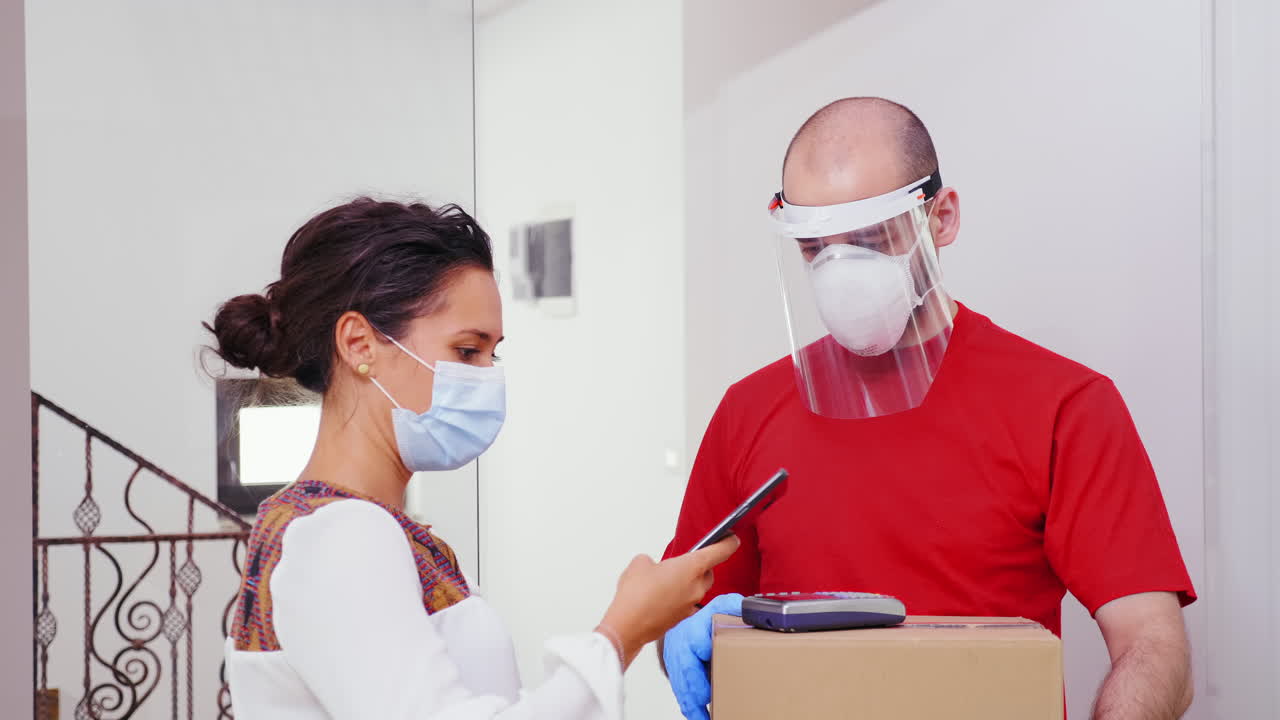 mujer pagando usando una aplicación de teléfono