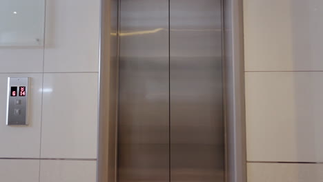 ascensor, viajar y ver con un asiático de negocios