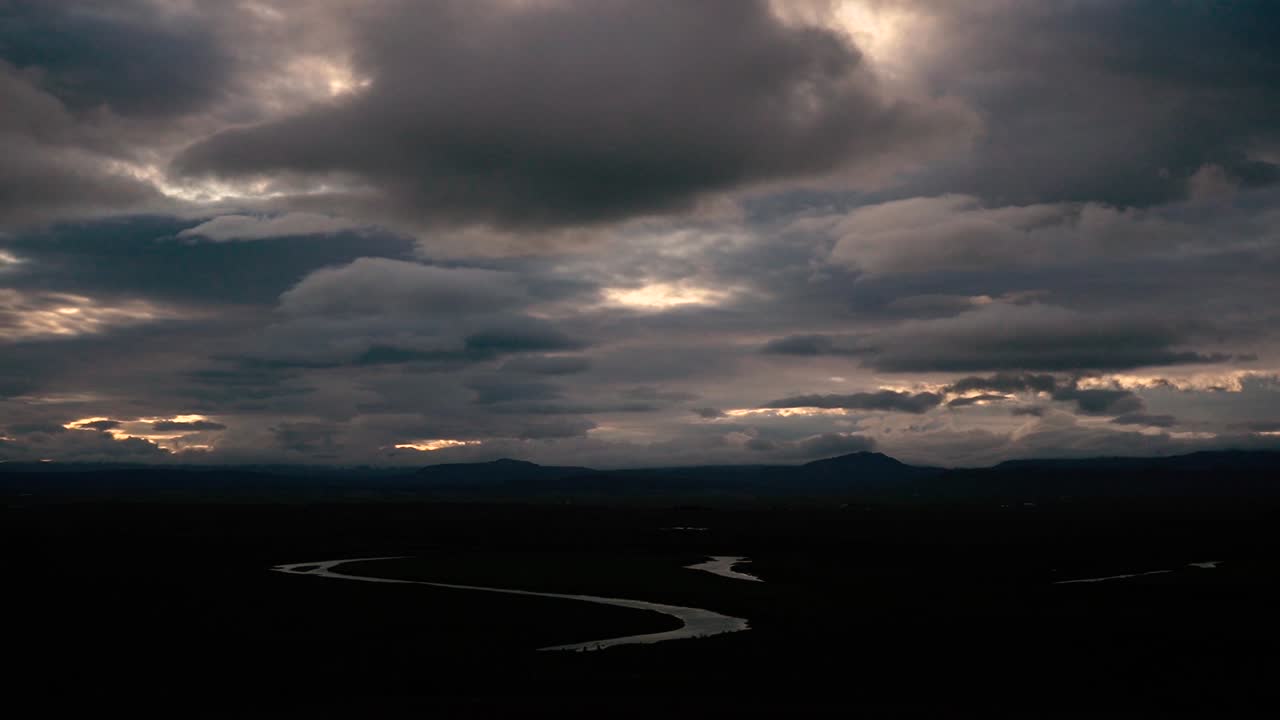 timelapses de locas nubes en movimiento en islandia