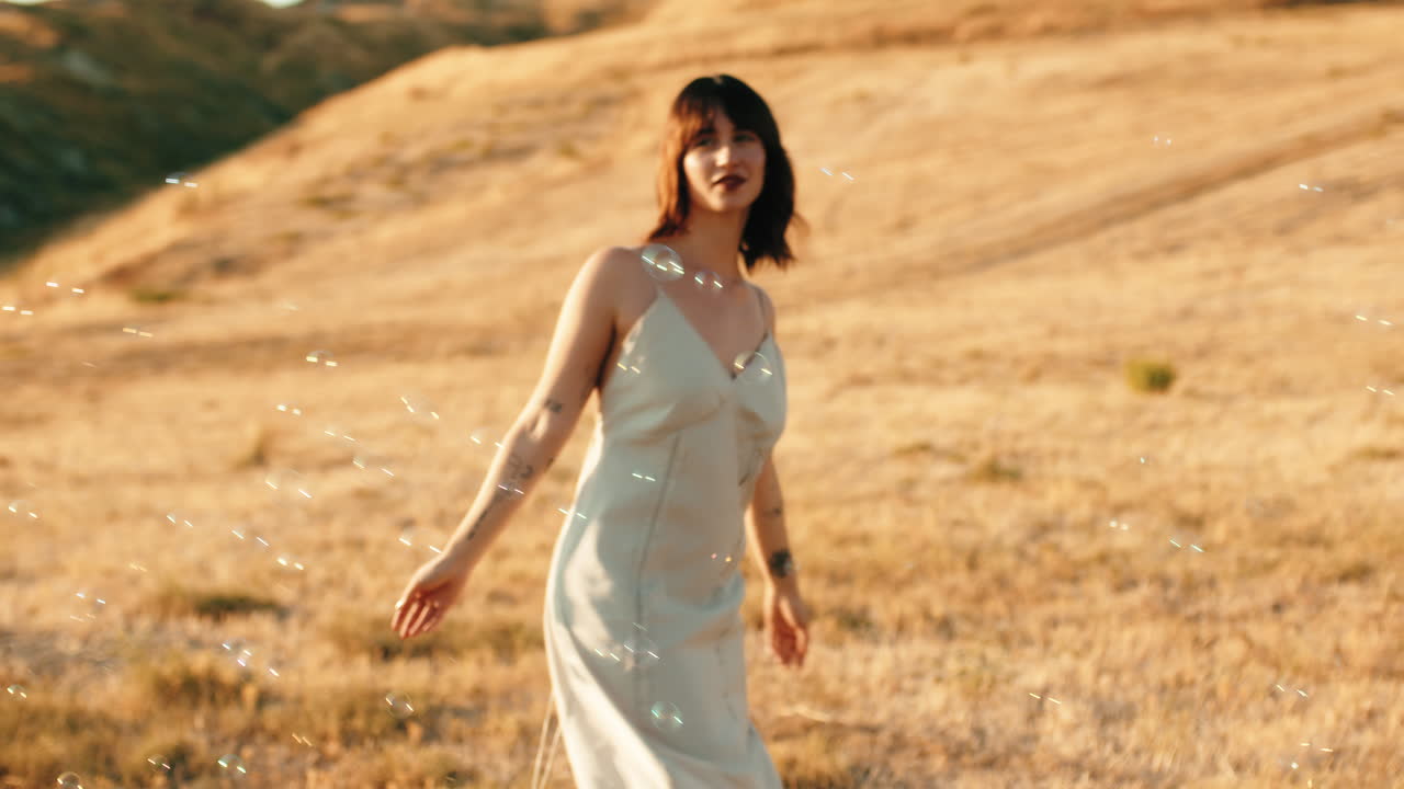 밀에서 춤을 추는 여자