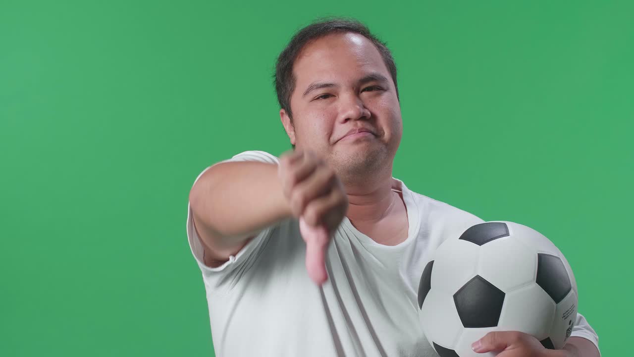 hombre que desaprueba el fútbol