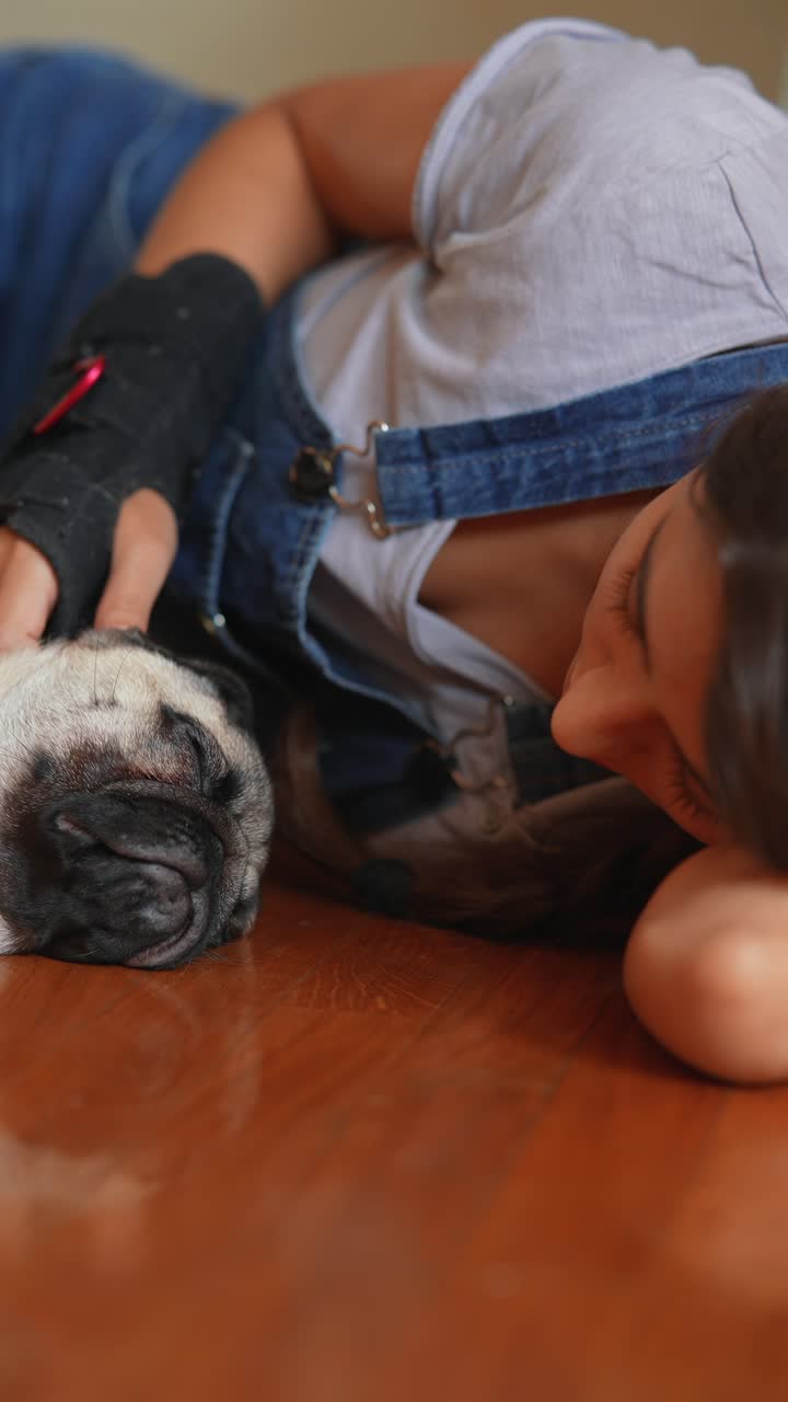 나무 바닥에 누워있는 소녀와 그녀의 파그