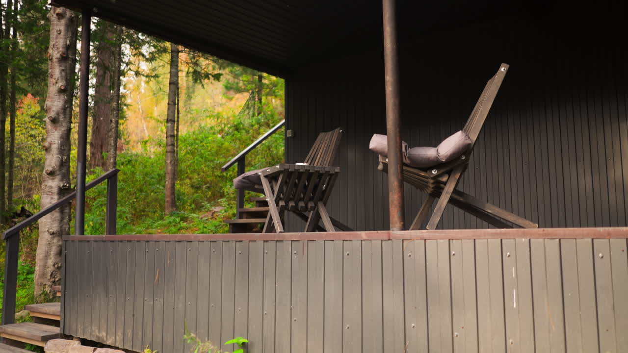 muebles en alojamientos ecológicos. sillones de madera en la terraza de la cabaña para que los campistas descansen cómodamente durante las vacaciones