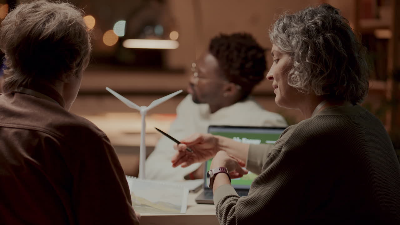 mujeres ingenieras discutiendo un proyecto de energía sostenible en una reunión de equipo