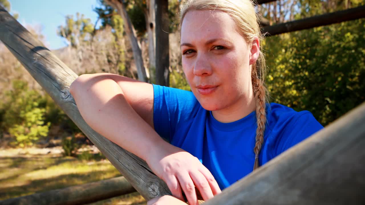 retrato de una mujer decidida relajándose en equipos al aire libre