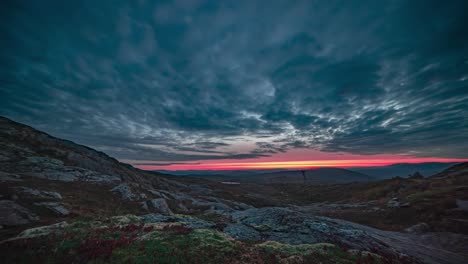 Espectacular-Puesta-De-Sol-Sobre-La-Tundra-Noruega