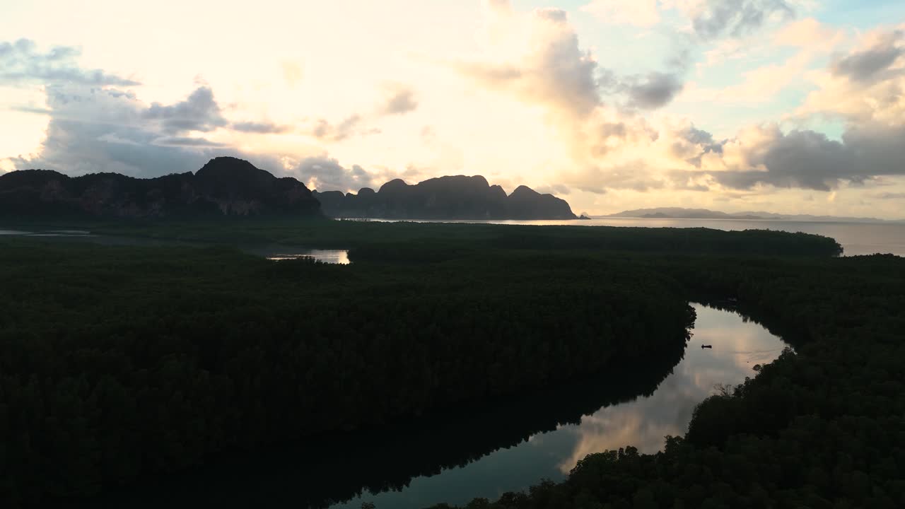 Baia di Phang Nga al mattino presto, piccola barca nel fiume, foresta di mangrovie e isole.