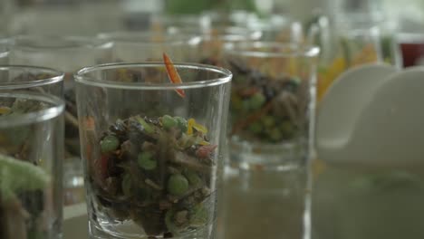 pequeños platos de verduras en un buffet