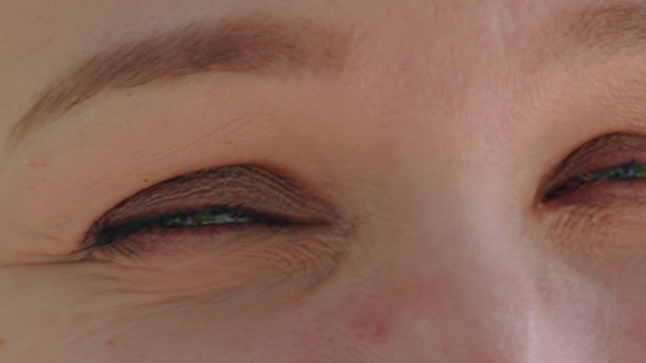 밝게 미소 짓는 행복한 여성, 햇볕이 잘 드는 공원 환경을 즐기는 아이라이너를 한 쾌활한 여성, 햇빛이 비치는 야외 환경에서 행복과 활기를 담아낸 생생한 여성 묘사