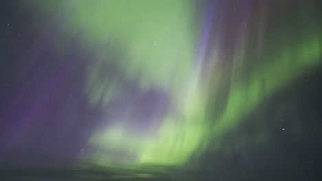 impresionante vista de la aurora boreal en el cielo estrellado nocturno