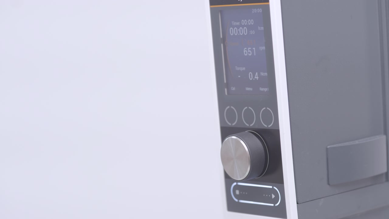 Primo piano dell'interfaccia di uno strumento tecnico: display digitale che mostra valori di misurazione numerici, manopole rotanti e pulsanti di regolazione.