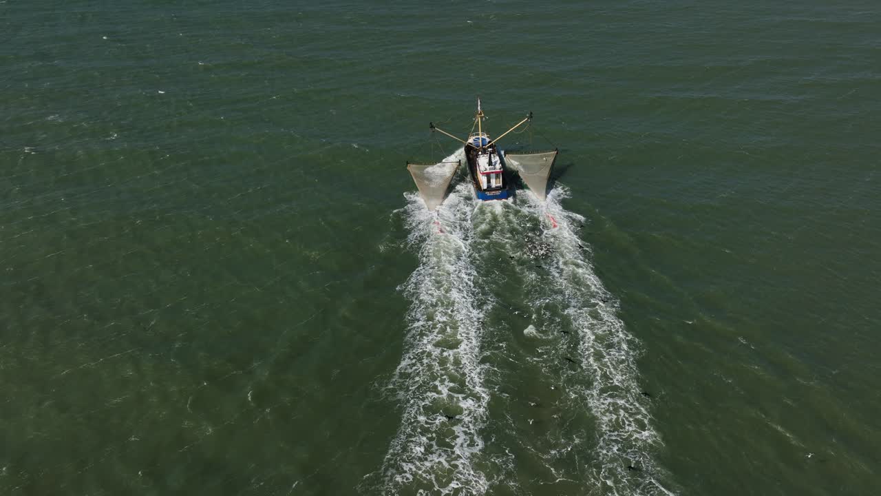 그물 을 꺼낸  ⁇ 시 트롤러, 뒤 에 따르는 메일, 느린 동작 의 넓은 각도 공중 촬영, 보트 뒤 에 추적