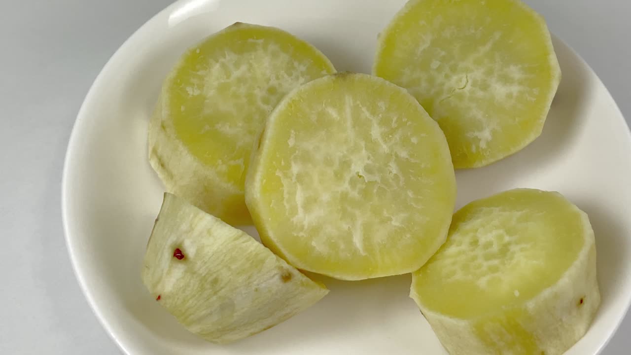 둥근 조각으로 잘라진 달한 감자