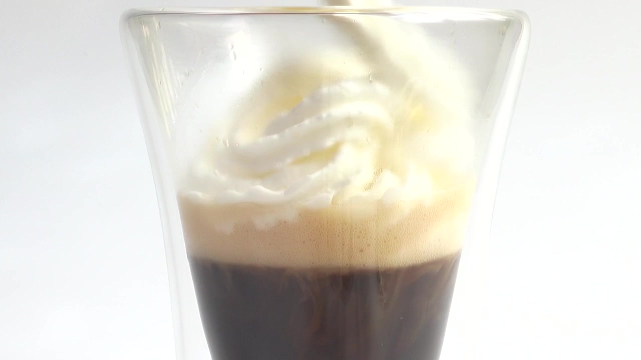 Krem şantili sıcak espresso kahve hazırlanışı