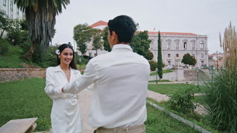 Pareja-Casada-Corriendo-Por-El-Callejón-Del-Jardín.-Emocionado-Alegre-Hombre-Mujer-Riendo-En-El-Parque