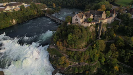 Toma-Aérea-Sobre-El-Castillo-De-Laufen-Y-Donde-Se-Pueden-Ver-Las-Maravillosas-Cataratas-Del-Rin