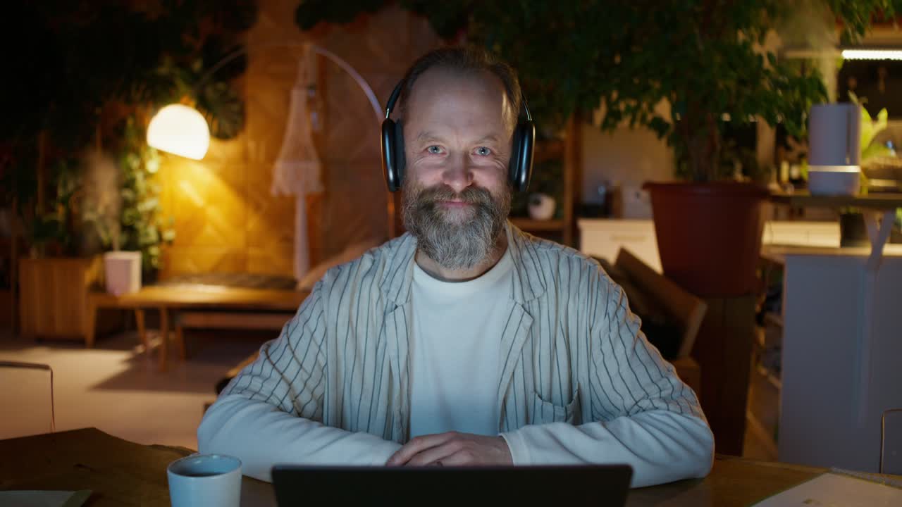 hombre trabajando desde casa por la noche