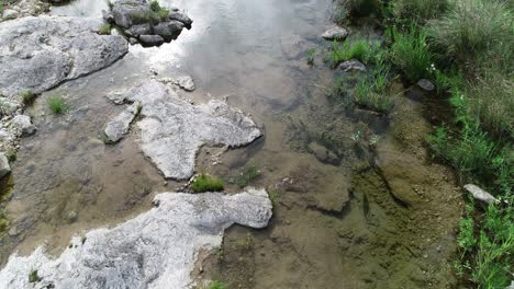 在南塞普雷斯溪 (south cypress creek) 上空,靠近大理石瀑布 (marble falls) 和德克萨斯州的约翰逊城 (johnson city)