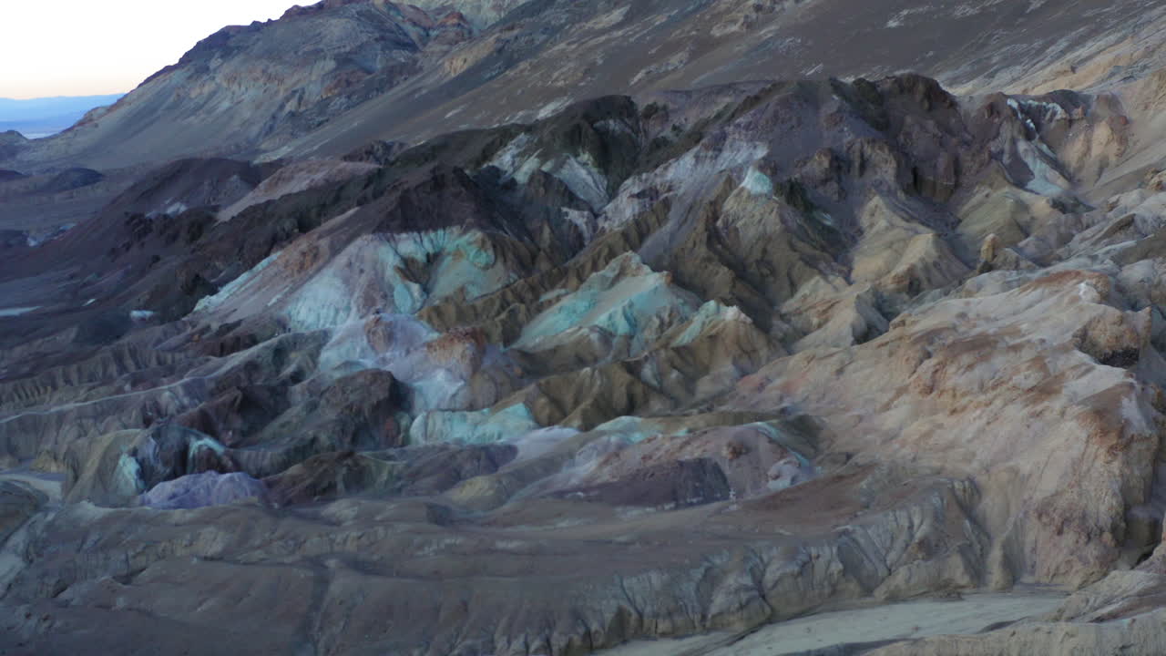 toma aérea orbita la paleta del artista verde a lo largo del camino del artista