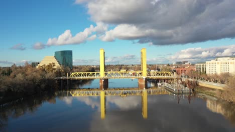 Luftaufnahme-Der-Tower-Bridge,-Sacramento-Riverfront,-Kalifornien