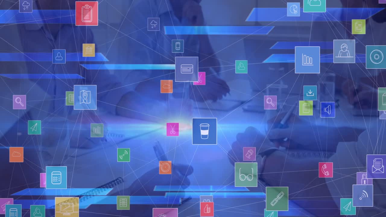 animación de la red de iconos digitales sobre la sección media de diversos colegas tomando notas en la oficina.