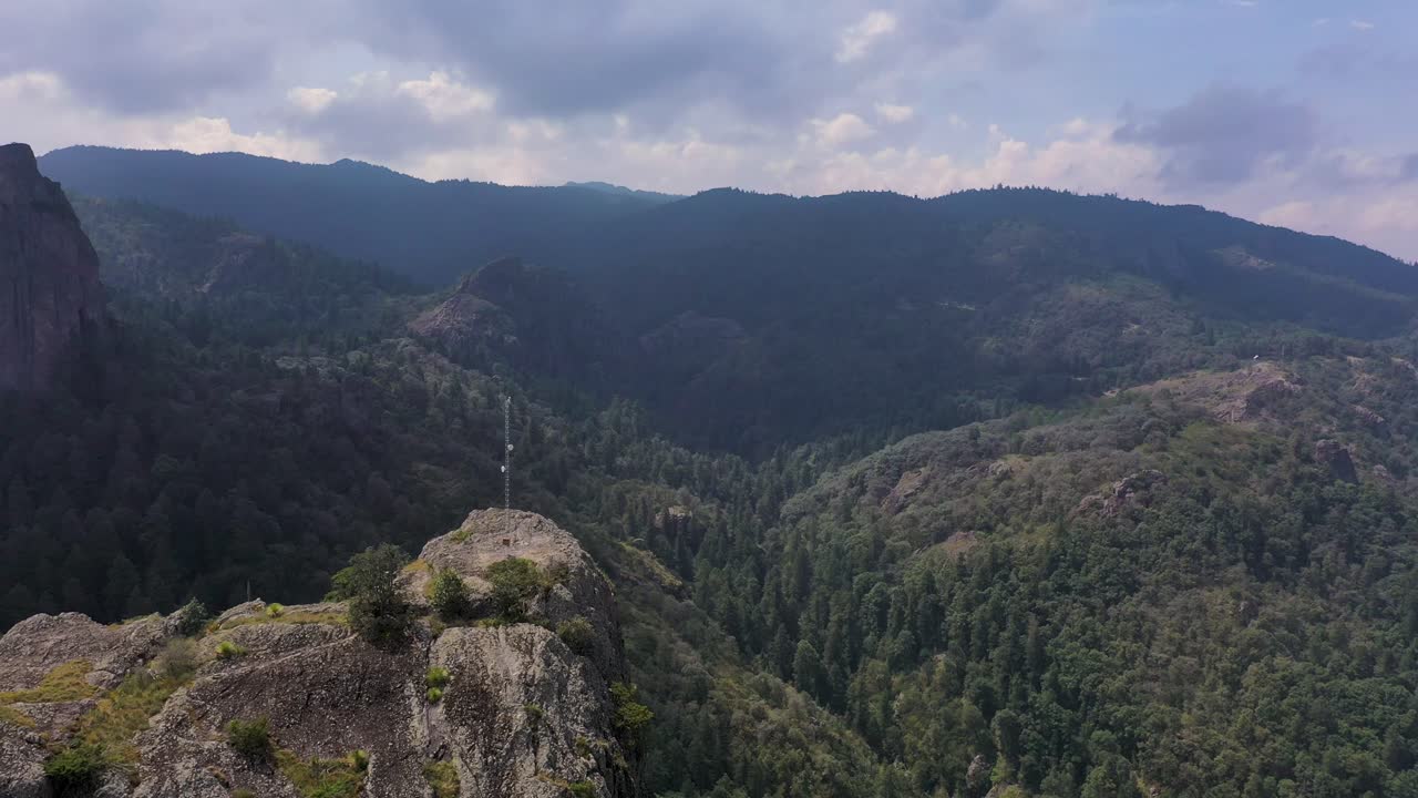 숲 속의 통신 타워의 드론