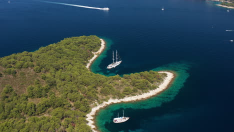 Aerial-View-Of-Boats-Docked-On-Blue-Seascape-Of-Pakleni-Islands-In-Hvar,-Croatia