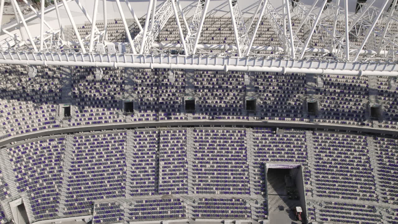 3 년 동안 리모델링 된 블 ⁇ 필드 축구 경기장의 놀라운 엔지니어링 , 재파 텔 아비브의 군중에서 비어, 그것은 세 개의 클럽의 홈이며 29,400 좌석의 용량을 가지고 있습니다